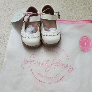 NWT SweetHoney Girls Scalloped Mary Jane Shoes in Dove sz3